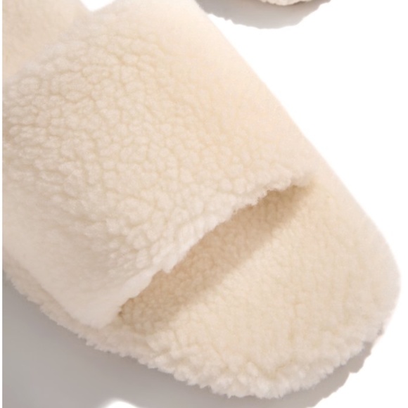 !! NEW !! Cozy Faux Sherpa Teddy Slides in Cream - Picture 3 of 6